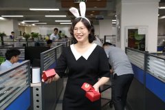 工会主席派发月饼